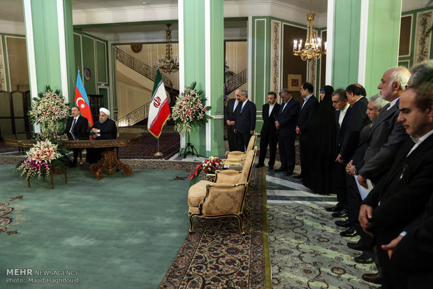 Iran, Azerbaijan ink MoUs