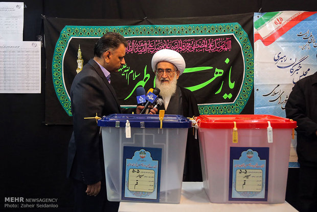 Qom clerics cast vote 