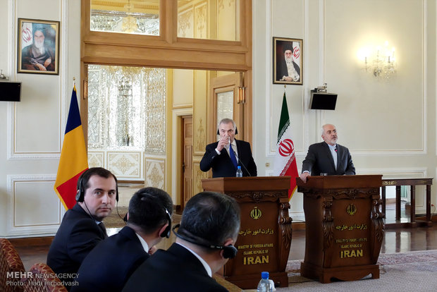 Iranian FM meets with Romanian counterpart