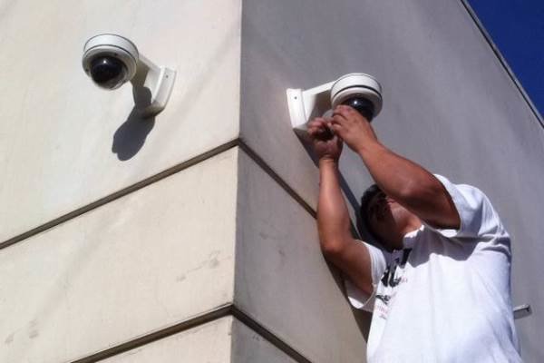 طرح نصب دوربین های امنیتی واحدهای صنفی دزفول ادامه دارد

