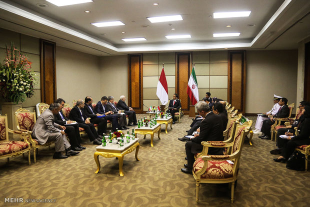 Zarif meets with Indonesian Pres.