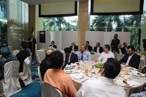 Zarif meets with Iranians students in Singapore