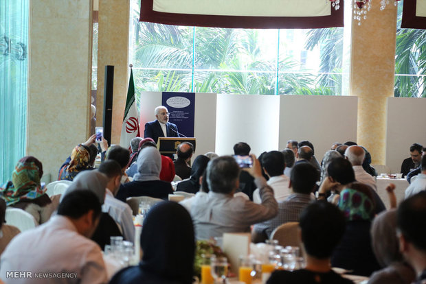 Zarif meets with Iranians students in Singapore