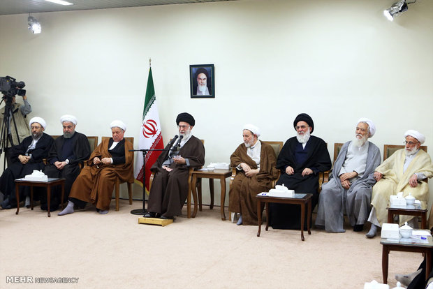 Leader receives Assembly of Experts members