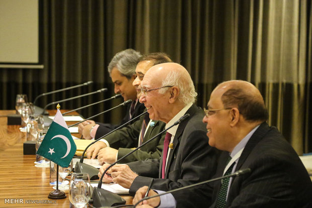 دیدار محمد جواد ظریف وزیر خارجه باسرتاج عزیز مشاور نخست وزیر پاکستان در امور خارجی