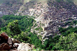 روستای روئین، بهشت پلکانی ایران با عطر شکوفه‌ها و هنر دست