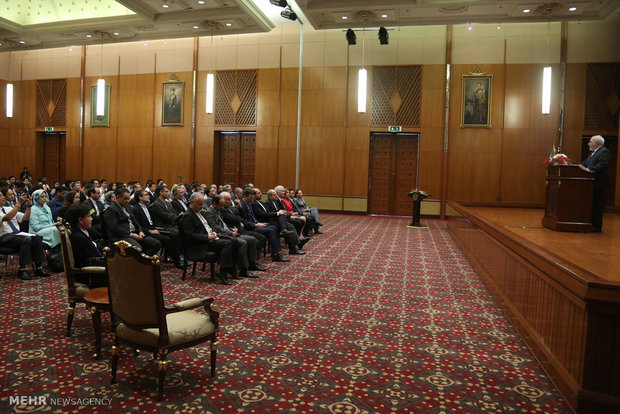 Zarif among gathering of diplomats