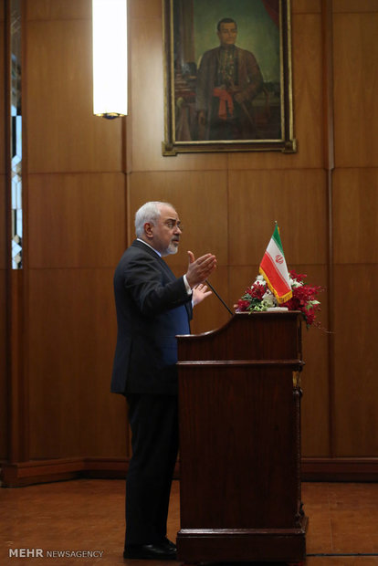 Zarif among gathering of diplomats