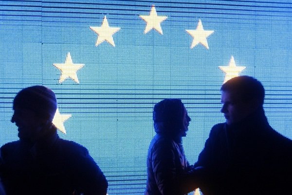 الزام الأميركيين والكنديين بطلب تأشيرة دخول لأوروبا