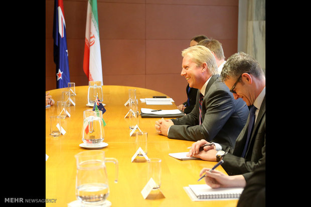 Zarif meets with NZ trade min.