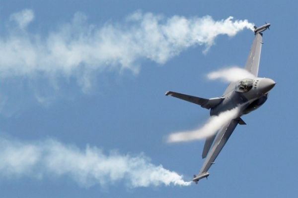 الدفاع الجوي اليمني يستهدف طائرة اف15 تابعة للعدوان السعودي