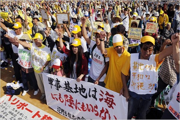تظاهرات مردم توکیو علیه حضور نظامی آمریکا در ژاپن 