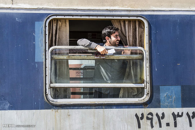 مسافران نوروزی در ایستگاه راه آهن شاهرود