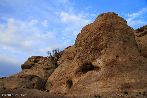 بی بی دن تپه سنگی دارستان