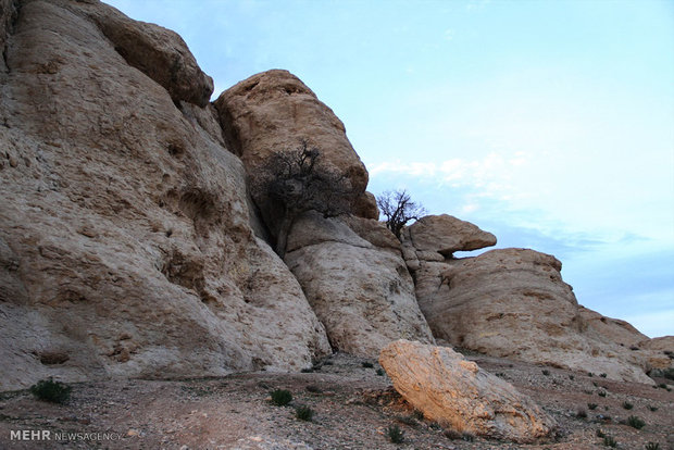 بی بی دن تپه سنگی دارستان