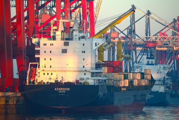 First Iranian container ship calls in Hamburg