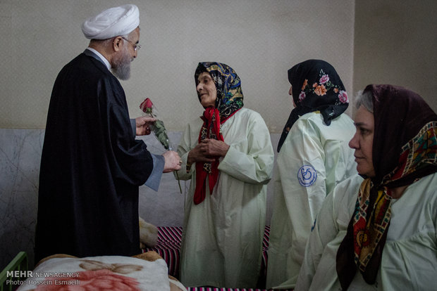 Rouhani visits nursing, veterans homes in Tehran