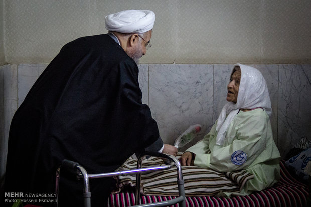 Rouhani visits nursing, veterans homes in Tehran