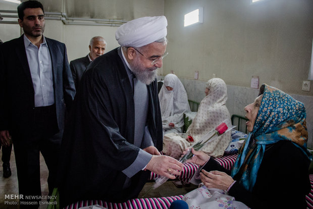 Rouhani visits nursing, veterans homes in Tehran