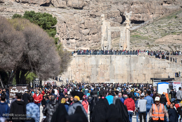 تخت جمشيد "برسبوليس" مقصدالسياح في النيروز