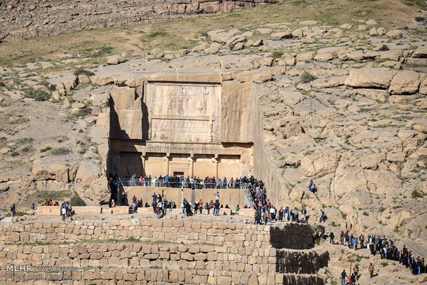 تخت جمشيد "برسبوليس" مقصدالسياح في النيروز