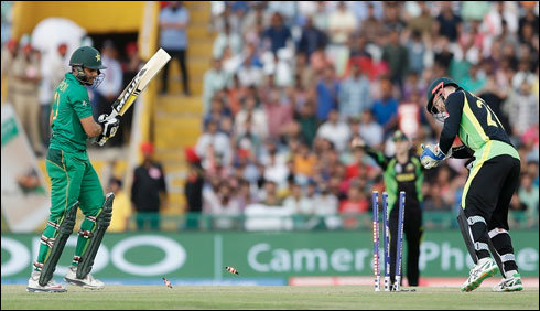 پاکستان نے انگلینڈ کو دس وکٹوں سے شکست دیکر سیریز 2-2سے برابر کردی