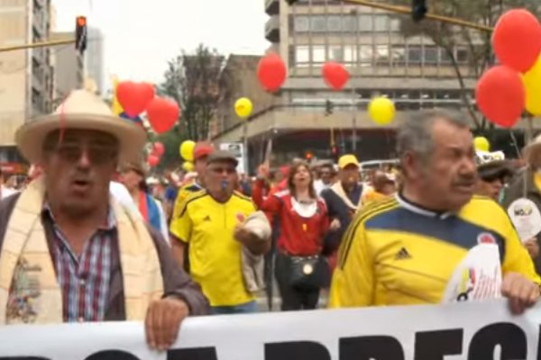 تظاهرات مردم کلمبیا در مخالفت با مذاکرات دولت با گروه «فارک»