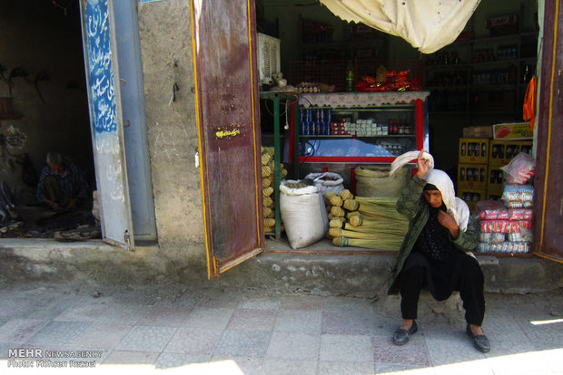 فروشندگی بانوی زابلی در بازار زابل