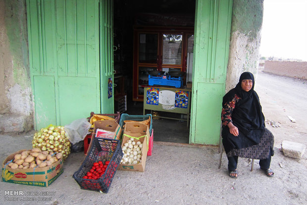 فروشندگی بانوی زابلی در بازار زابل
