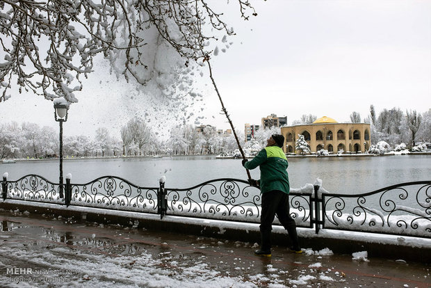 هطول الثلج في مدينة تبريز