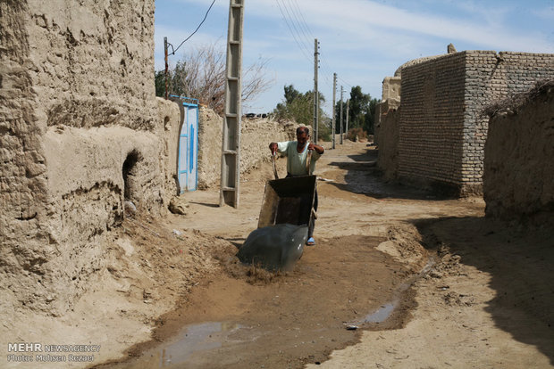 تخلیه آب فاضلاب منزل در معابر روستایی و ایجاد آلودگی و عفونت برای اهالی روستا.