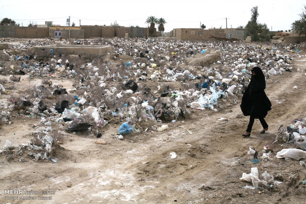 حجم انبوهی از زباله جمع آوری نشده در روستاهای اطراف سیستان و شیوع بیمارهای عفونی در بین مردم منطقه