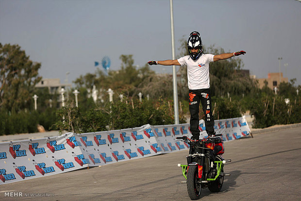اجرای حرکات نمایشی با موتور سیکلت در جزیره کیش