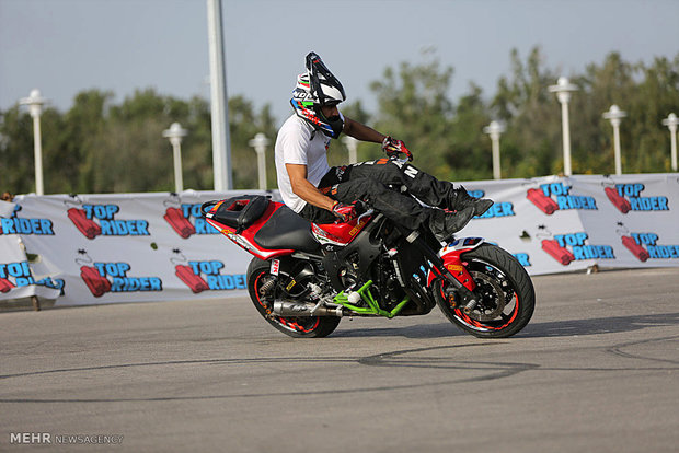 اجرای حرکات نمایشی با موتور سیکلت در جزیره کیش