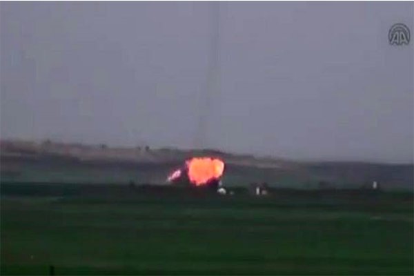 فیلم: لحظه سقوط هواپیمای سوری و اسارت خلبان