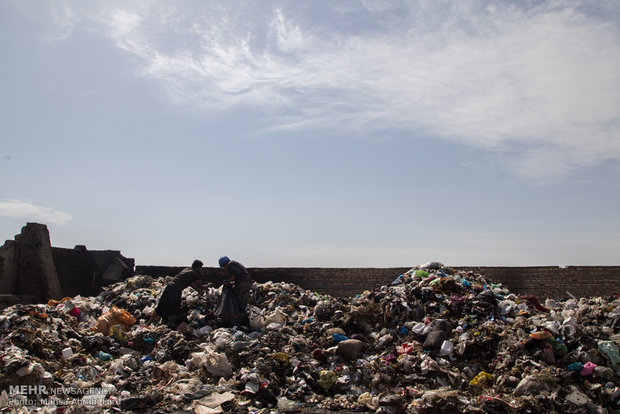 معتادها در شهر زابل پلاستیک و مواد بازیافتی را جمع آوری می کنند و میفروشند تا خرج اعتیادشان را بدهند