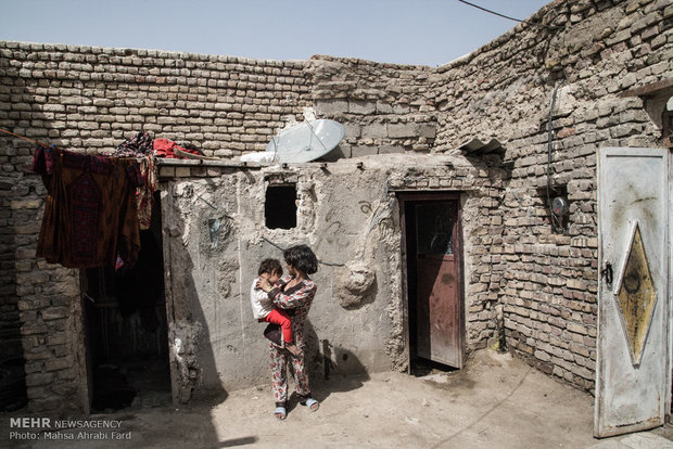 بسیاری از کودکان در محله های فقیرنشین شهر زابل به دلیل فقر خانواده به مدرسه نمی روند در حالیکه در خانه خود ازبیننده ماهوار ه ها هستند