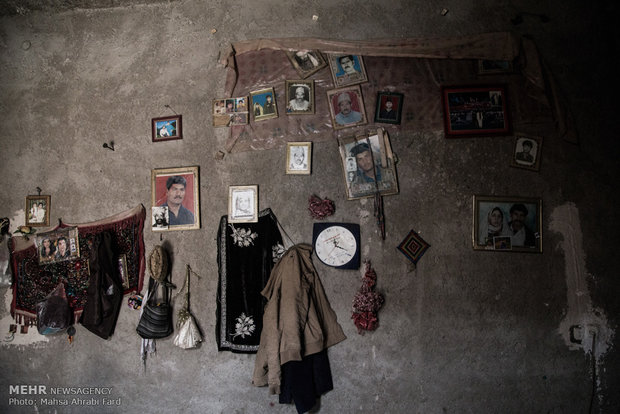 دیوار یکی از خانه های شهر زابل که مردانش بیکارند و درگیر اعتیادند