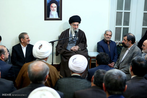 استقبال قائد الثورة آية الله الخامنئي جمعا من مسؤولي الجمهورية الاسلامية بمناسبة النيروز