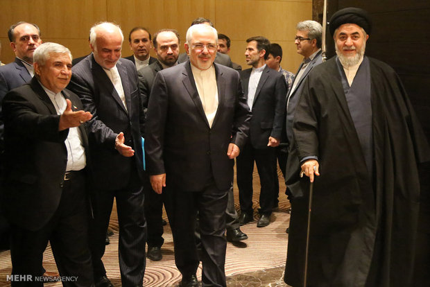 FM Zarif meets with Iranians in Baku
