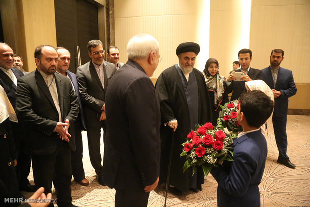 FM Zarif meets with Iranians in Baku