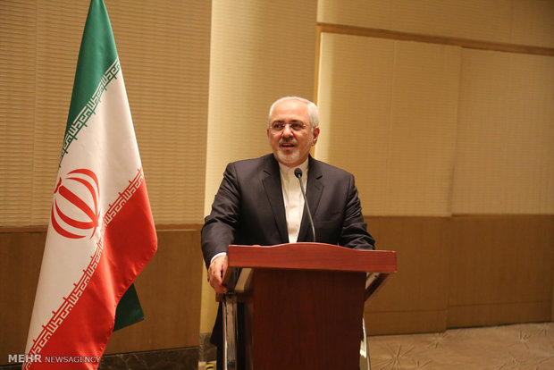 FM Zarif meets with Iranians in Baku