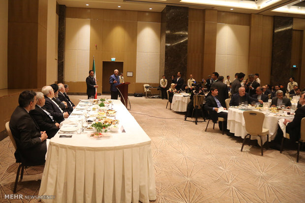 FM Zarif meets with Iranians in Baku