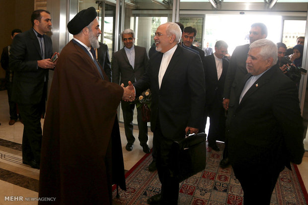 Zarif arrives at Baku airport