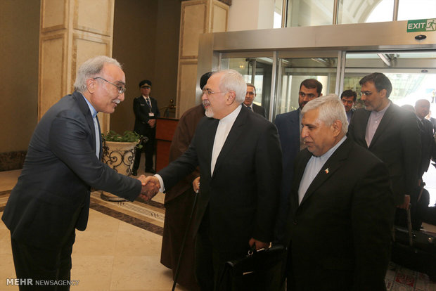 Zarif arrives at Baku airport