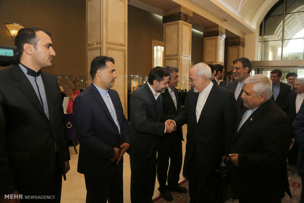 Zarif arrives at Baku airport