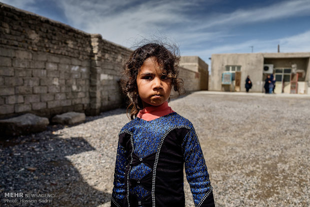 دختر کوچک زابلی وسط حیاط خانه شان.(حسین آباد جر- سیستان)