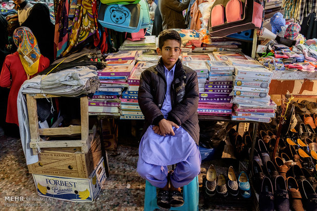 یک فروشنده کوچک در بازار سنتی زابل