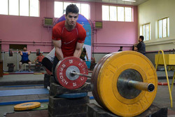 بازدید علی مرادی از تمرینات وزنه‌برداران جوان