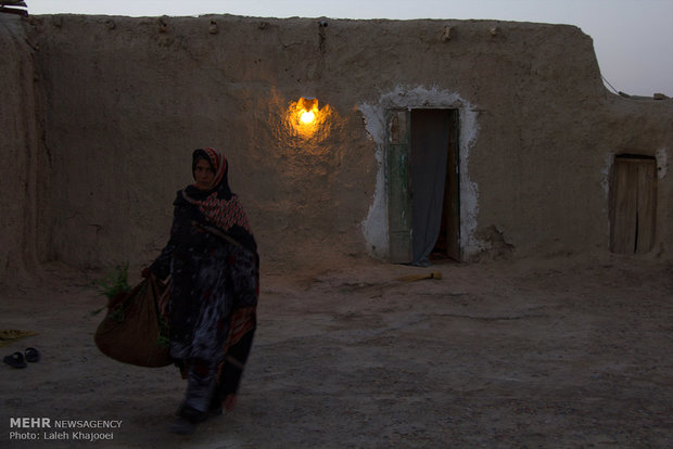 زن زابلی هنگام خروج از منزل در شهرستان زابل استان سیستان و بلوچستان
